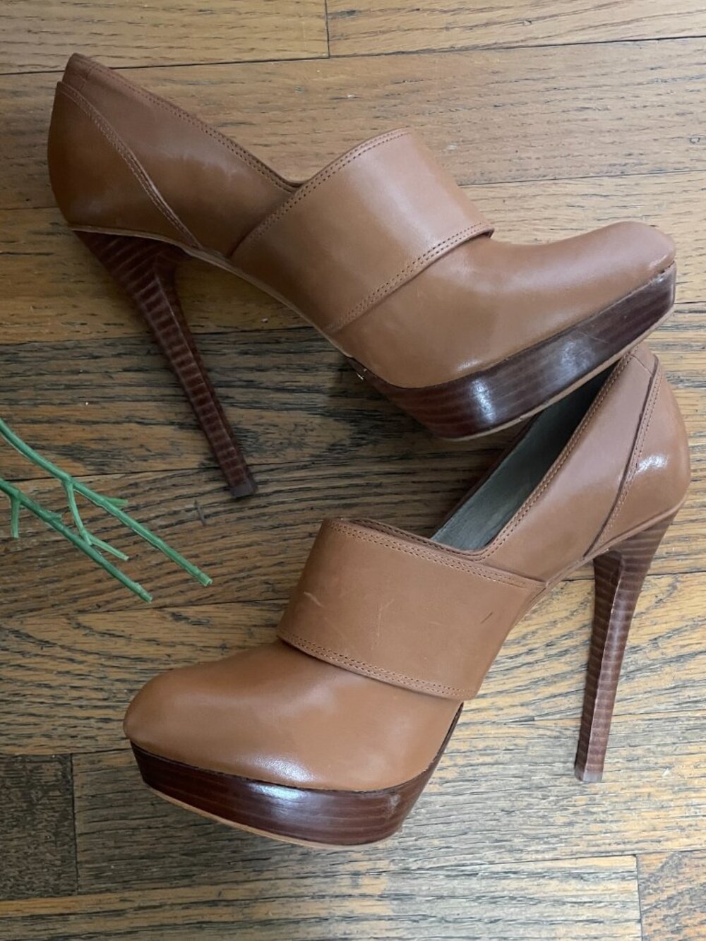 Michael Kors "Becca" pumps in camel or tan. Size 7.5 - Picture 3 of 9